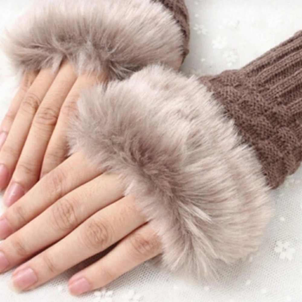 Faux fur gloves🎅🎅🎅 - Picture 2 of 2